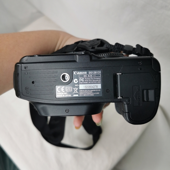 Canon EOS 30D digital SLR camera w/ case & cleaning tool - Picture 9 of 14